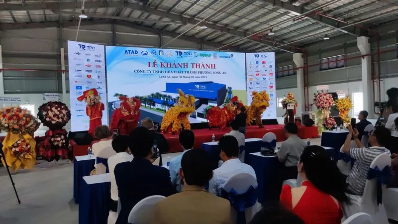Tiết mục múa lân biểu diễn trên sân khấu Lễ khánh thành Nhà máy Thành Phương Long An.