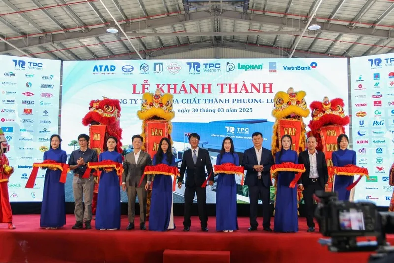 Nghi thức cắt băng tại Lễ khánh thành Nhà máy Thành Phương Long An diễn ra trang trọng.