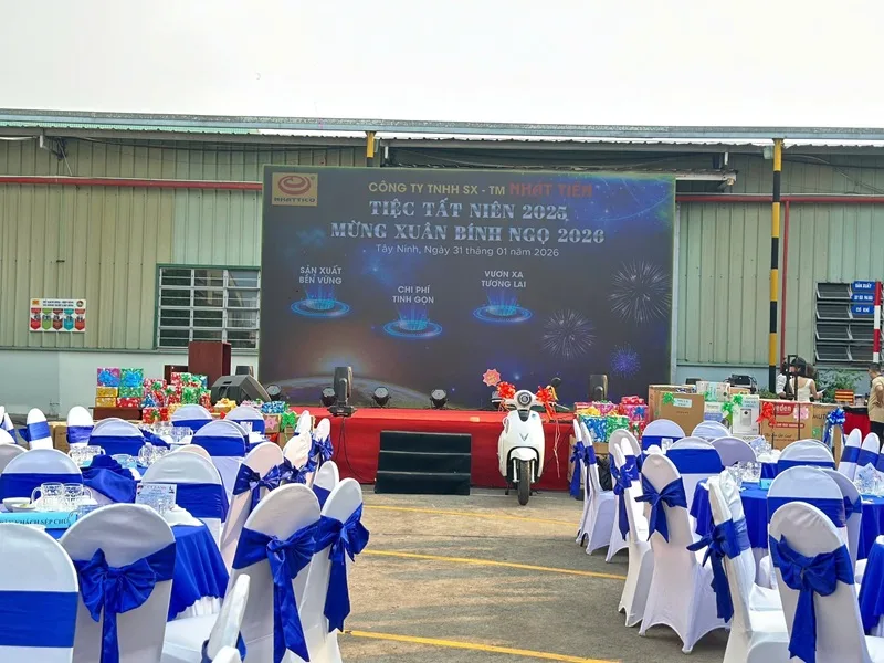 Không gian tiệc doanh nghiệp được bố trí ngay trong khu vực nhà xưởng.