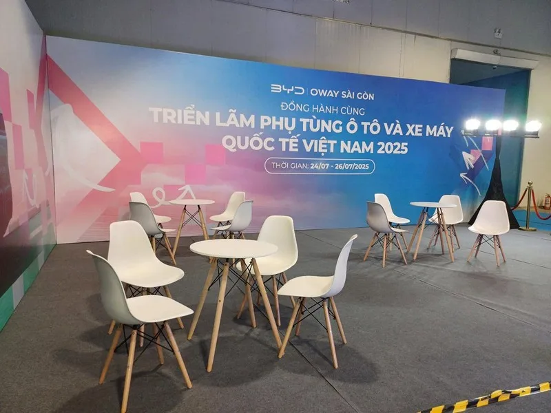 Khu vực tiếp khách tại gian hàng BYD Oway được bố trí bàn ghế trắng hiện đại.