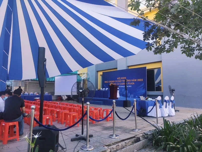 Không gian Hội nghị Carina Plaza bố trí nhà bạt, quạt công nghiệp và thiết bị trình chiếu.