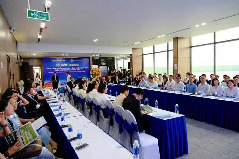 Đại biểu cùng theo dõi và trao đổi nội dung tối ưu chuỗi cung ứng tại Cảng Phước An.