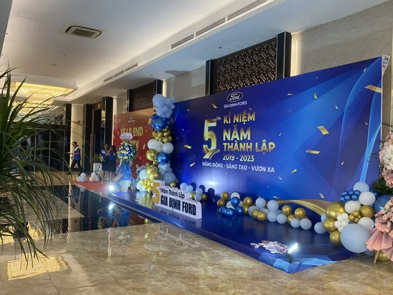 Khu vực check-in sự kiện doanh nghiệp ngoài trời được thiết kế theo màu sắc nhận diện chương trình