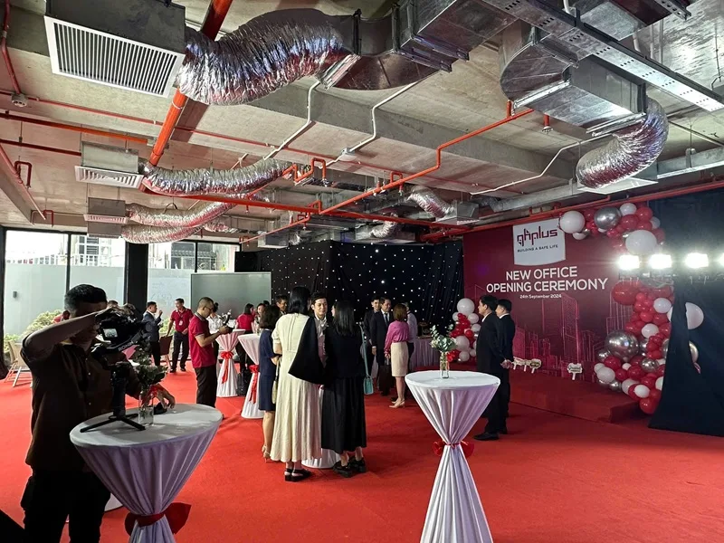 Khu vực check-in và đón khách tại lễ khai trương được bố trí trang trọng, phù hợp nhận diện doanh nghiệp.