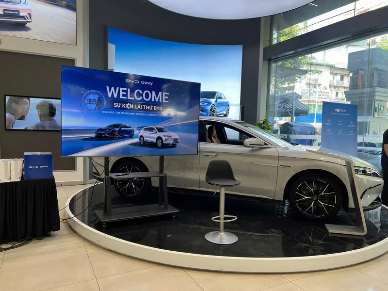 Không gian giới thiệu chương trình lái thử xe BYD được bố trí hiện đại tại showroom Oway Sài Gòn.