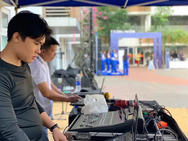 Kỹ thuật viên Sài Gòn Light Event trực tiếp vận hành hệ thống âm thanh tại sự kiện.
