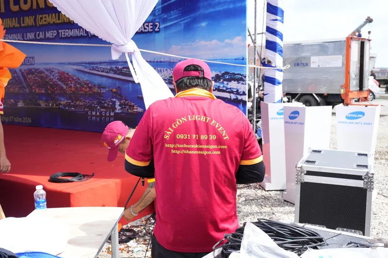 Kỹ thuật viên Sài Gòn Light Event trực tiếp vận hành hệ thống âm thanh tại sự kiện.