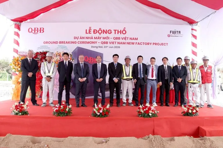 Đại biểu chụp ảnh lưu niệm tại lễ động thổ dự án nhà máy mới QBB Việt Nam.