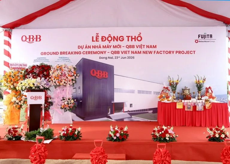 Sân khấu lễ động thổ dự án nhà máy mới QBB Việt Nam được thiết kế đồng bộ.
