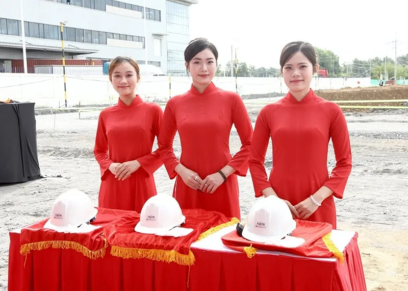 Nhân sự lễ tân chuẩn bị cho lễ động thổ dự án nhà máy mới QBB Việt Nam.