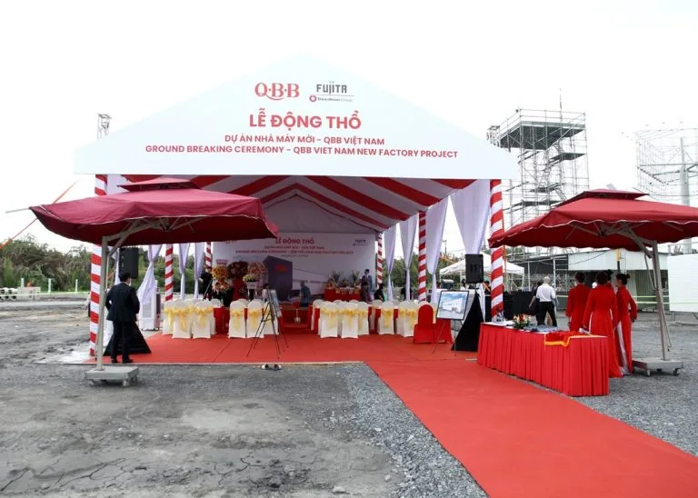Nhà bạt, thảm đỏ và khu vực đón khách tại lễ động thổ dự án QBB Việt Nam.