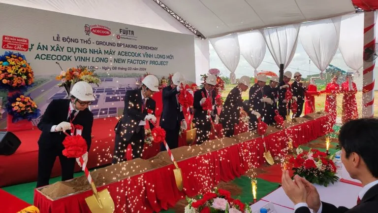 Đại biểu thực hiện nghi thức xúc đất tại lễ động thổ nhà máy Acecook do Sài Gòn Light Event triển khai.