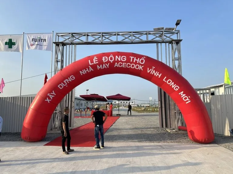 Cổng chào tại lễ động thổ nhà máy Acecook do Sài Gòn Light Event thi công.