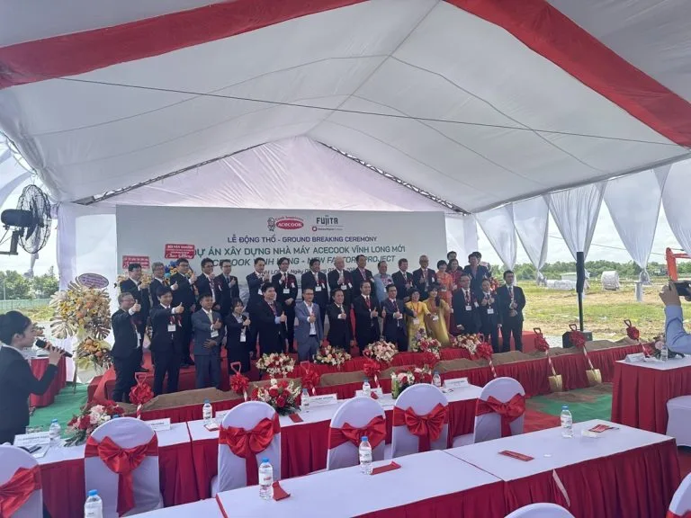 Đại biểu chụp ảnh lưu niệm tại lễ động thổ nhà máy Acecook