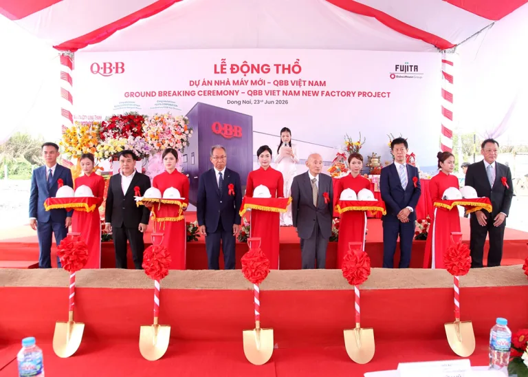 Đại biểu thực hiện nghi thức xúc đất tại lễ động thổ dự án nhà máy mới QBB Việt Nam do Sài Gòn Light Event tổ chức.