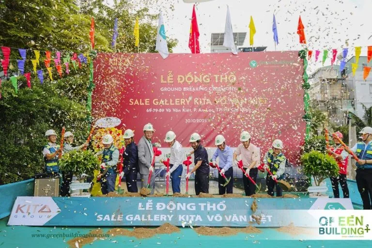 Đại biểu và khách mời chụp ảnh lưu niệm tại lễ động thổ Sales Gallery KITA Võ Văn Kiệt do Sài Gòn Light Event triển khai.