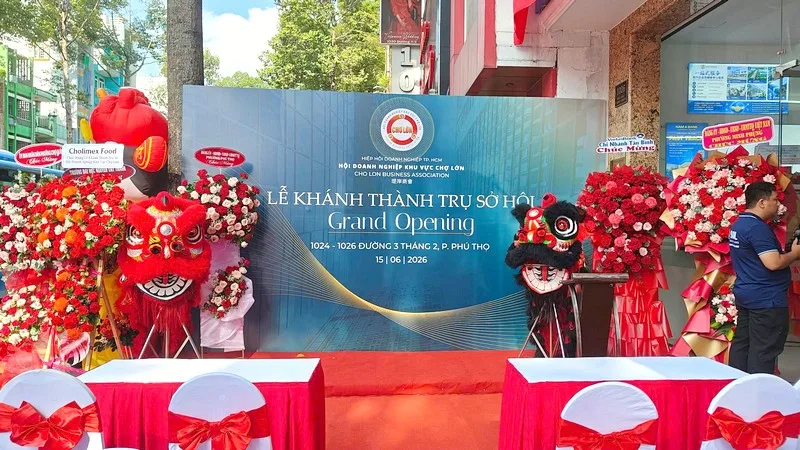 Chương trình khánh thành kết hợp múa lân tạo không khí sôi động tại khu vực sân khấu.