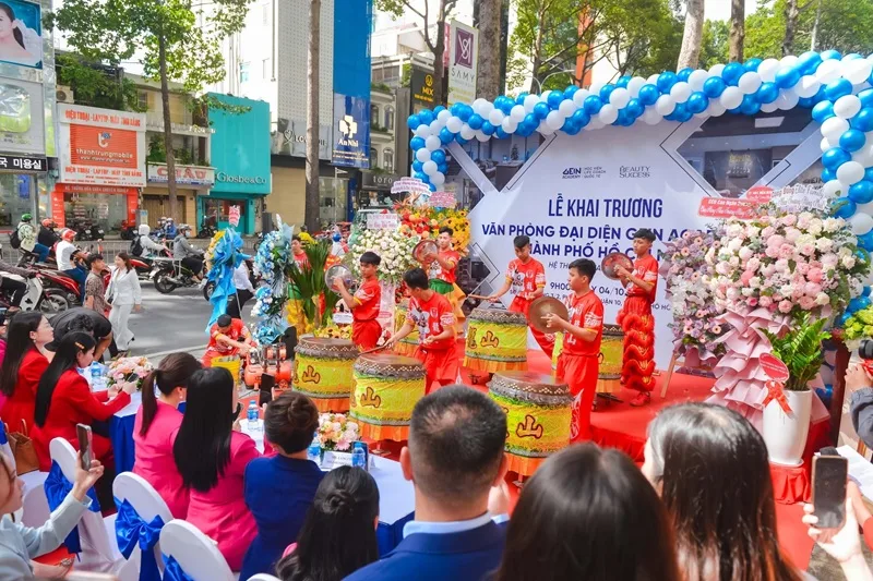 Lễ khai trương kết hợp múa lân, bong bóng và sân khấu ngoài trời do Sài Gòn Light Event triển khai.