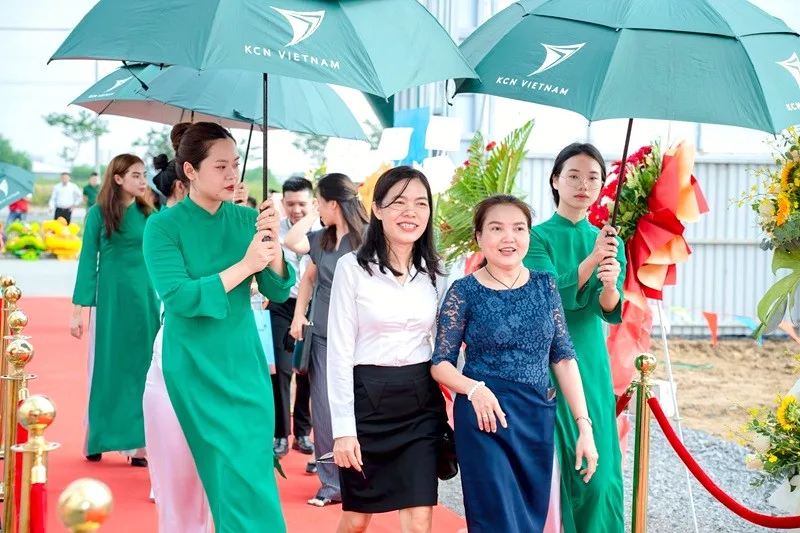 Nhân sự lễ tân đón khách tại lễ khánh thành ngoài trời do Sài Gòn Light Event điều phối.
