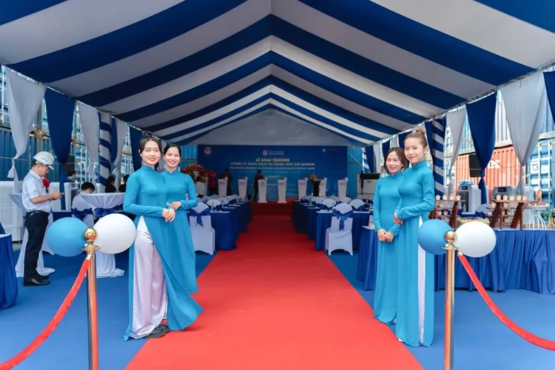 Lối đón khách và nhà bạt lễ khai trương được bố trí đồng bộ, thuận tiện cho khách mời di chuyển.