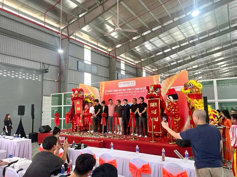 Múa lân chào mừng lễ khánh thành nhà máy tạo không khí sôi động cho chương trình.