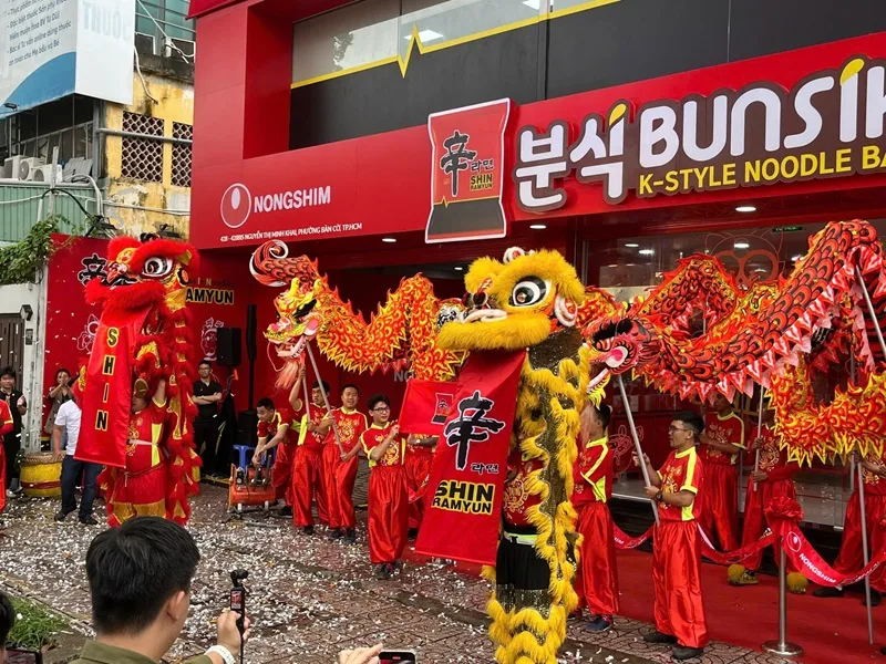 Múa lân khai trương nhà hàng, cửa hàng tạo không khí sôi động và thu hút sự chú ý của khách hàng.