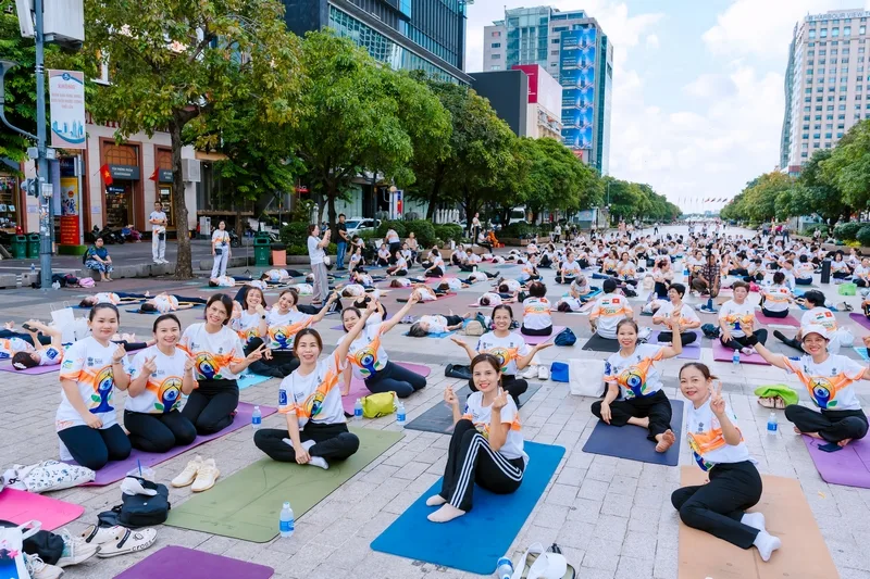 Ngày Quốc tế Yoga 2026 tạo nên không khí cộng đồng tích cực tại TP.HCM với hơn 2.000 người tham dự.