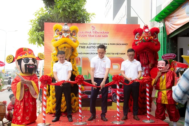Nghi thức cắt băng khai trương cùng ông Địa và đội múa lân tại chương trình doanh nghiệp.