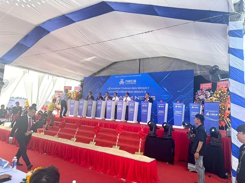 Nghi thức cắt băng khánh thành nhà máy được thực hiện trang trọng trên sân khấu.