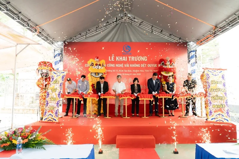 Nghi thức cắt băng lễ khai trương doanh nghiệp được tổ chức trang trọng và đồng bộ.