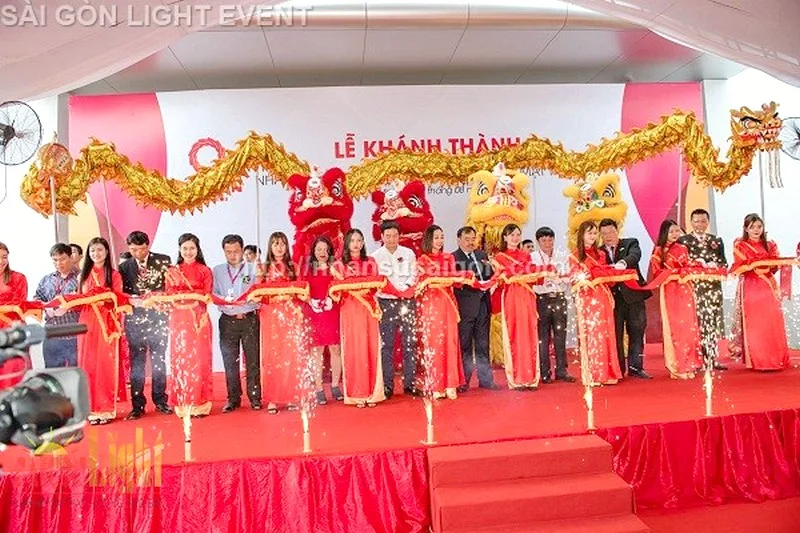 Nghi thức cắt băng trong chương trình lễ khánh thành trọn gói do Sài Gòn Light Event triển khai.