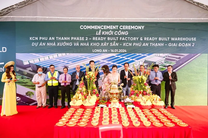 Đại biểu thực hiện nghi thức xúc cát tại lễ khởi công dự án.