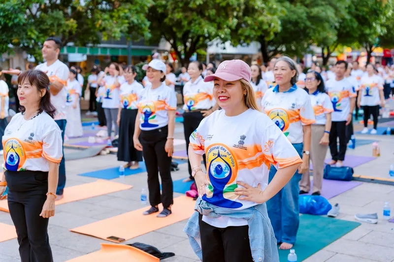 Người tham dự Ngày Quốc tế Yoga 2026 cùng hòa vào không khí cộng đồng tại phố đi bộ Nguyễn Huệ, TP.HCM.
