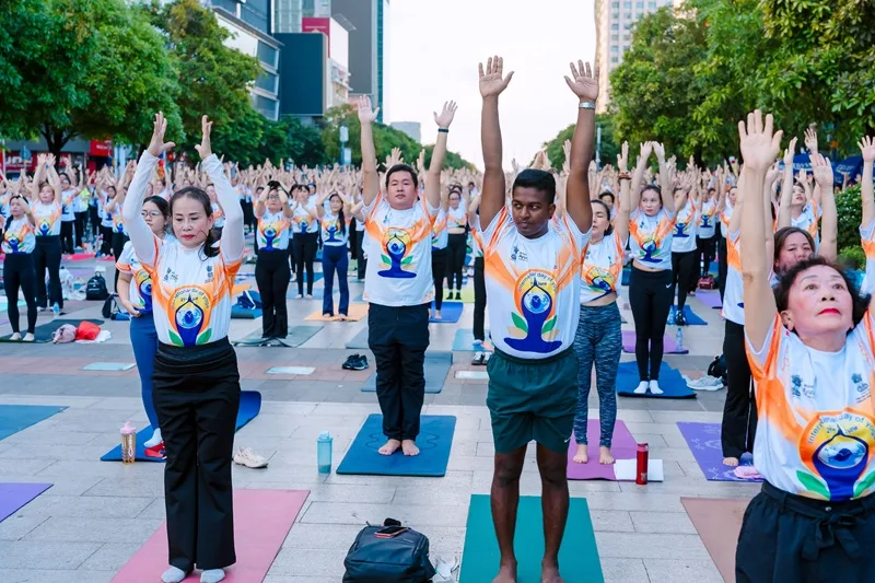 Người tham dự tập Yoga đồng đều tại Ngày Quốc tế Yoga 2026 ở phố đi bộ Nguyễn Huệ, sự kiện cộng đồng hơn 2.000 người do Sài Gòn Light Event vận hành.