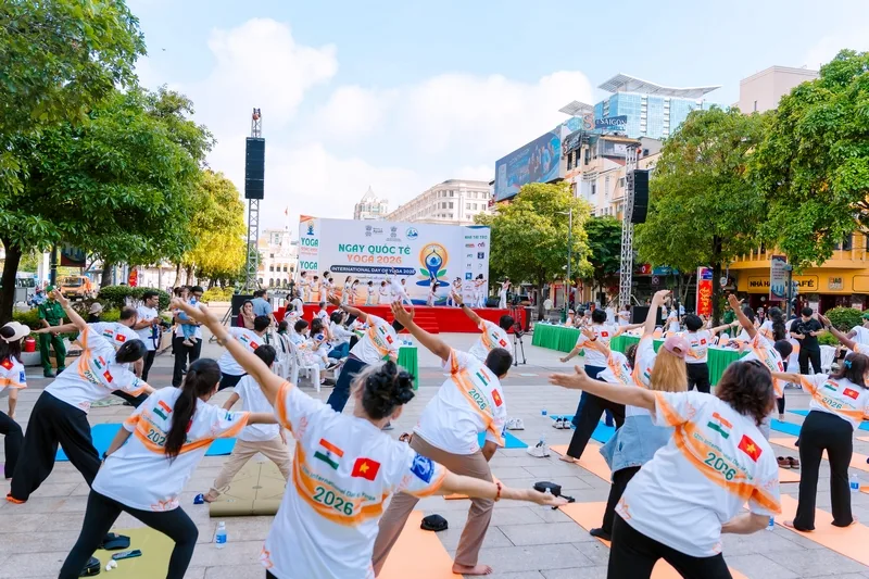 Người tham dự theo dõi hướng dẫn Yoga trong Ngày Quốc tế Yoga 2026 tại phố đi bộ Nguyễn Huệ.