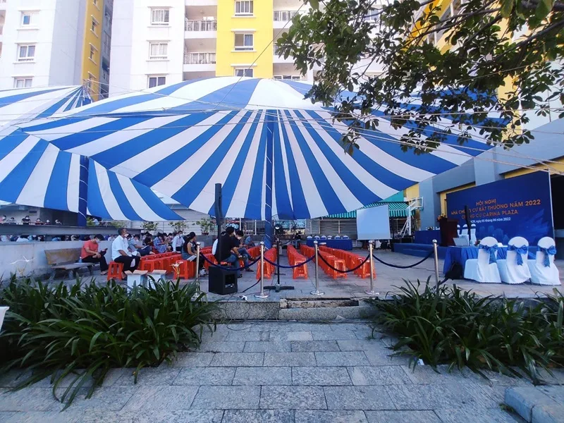 Nhà bạt xanh trắng bao phủ khu vực cư dân tại Hội nghị Chung cư Carina Plaza năm 2022.