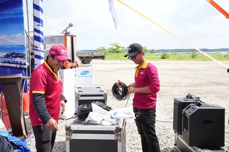 Nhân sự Sài Gòn Light Event kiểm tra khu vực sân khấu và thiết bị tại lễ khởi công Gemalink.