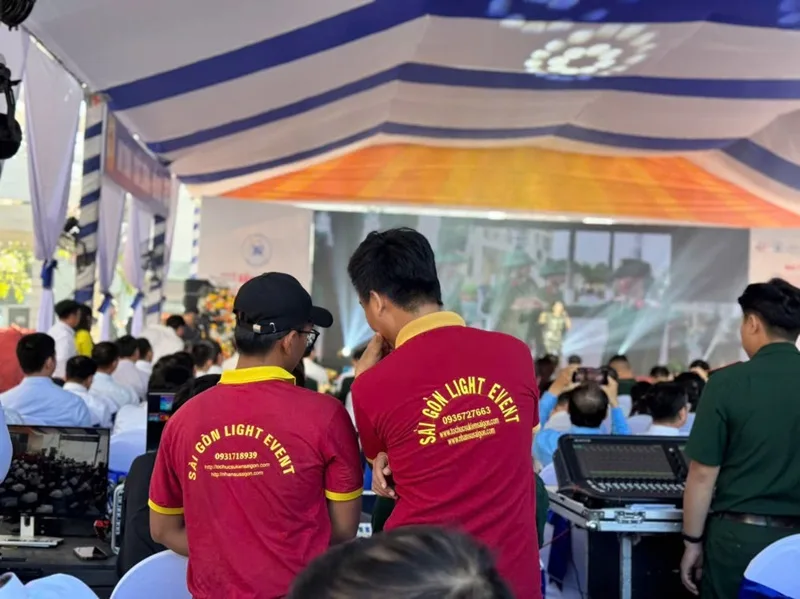 Nhân sự kỹ thuật Sài Gòn Light Event phối hợp xử lý thiết bị tại hiện trường sự kiện.
