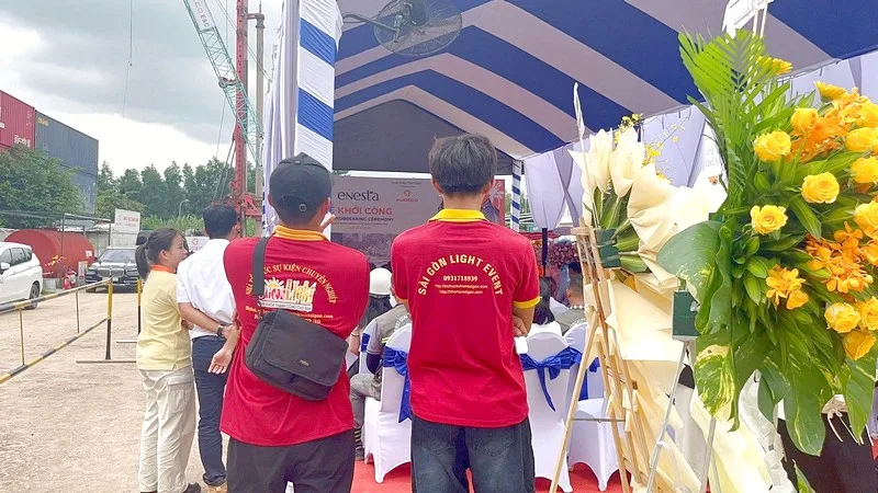 Nhân sự Sài Gòn Light Event trực tiếp triển khai và hỗ trợ vận hành lễ khởi công.