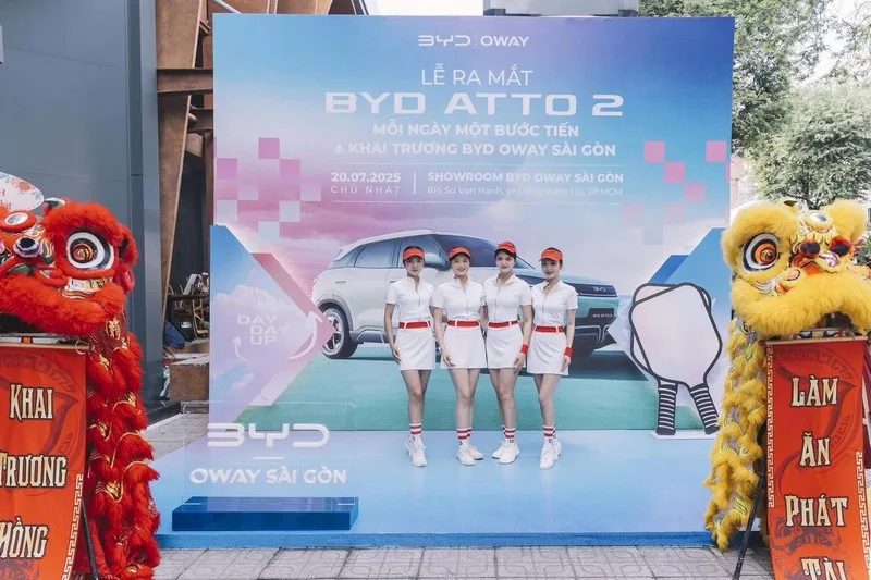 Đội ngũ PG đón khách tại lễ ra mắt BYD ATTO 2 và khai trương showroom BYD.
