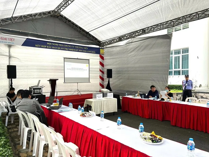 Phòng họp hội nghị doanh nghiệp được bố trí bàn ghế phù hợp với nội dung làm việc.