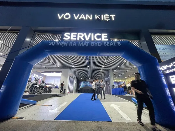 Cổng hơi đón khách tại sự kiện ra mắt BYD Seal 5 ở showroom Võ Văn Kiệt.