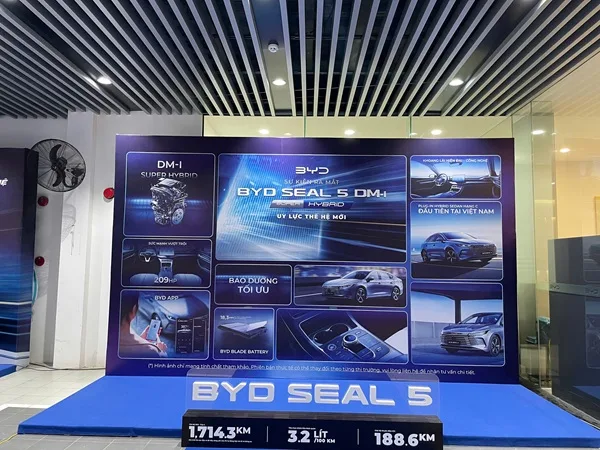 Backdrop check-in giới thiệu công nghệ và thông số BYD Seal 5 DM-i Super Hybrid.