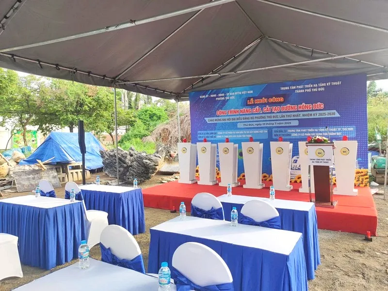 Sân khấu và bàn đại biểu tại lễ khởi công được bố trí phù hợp với nội dung chương trình.