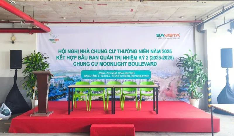 Sân khấu Hội nghị Chung cư Moonlight Boulevard thường niên năm 2025 được bố trí chuyên nghiệp.