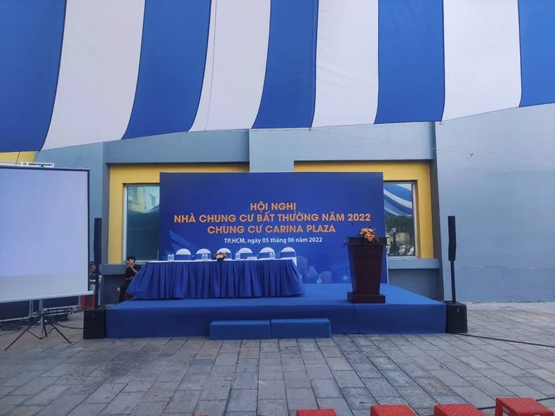 Sân khấu Hội nghị nhà chung cư bất thường Carina Plaza năm 2022 được thiết kế đồng bộ.
