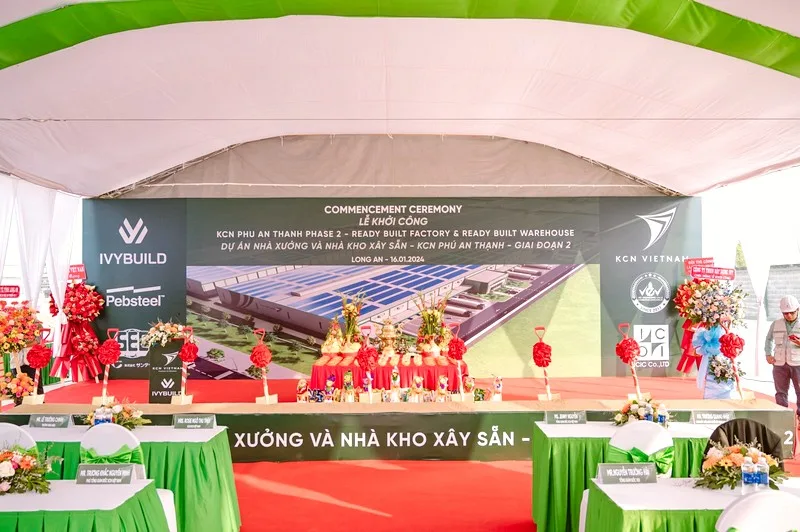 Sân khấu và khu vực nghi lễ khởi công được thiết kế đồng bộ theo nhận diện dự án.