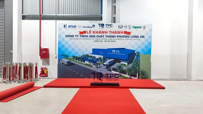 Sân khấu lễ khánh thành nhà máy trong nhà được thiết kế phù hợp với không gian hội trường.