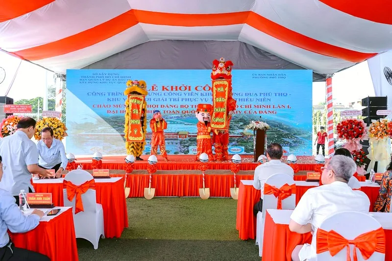 Sân khấu lễ khởi công kết hợp múa lân tạo không khí sôi động cho chương trình.