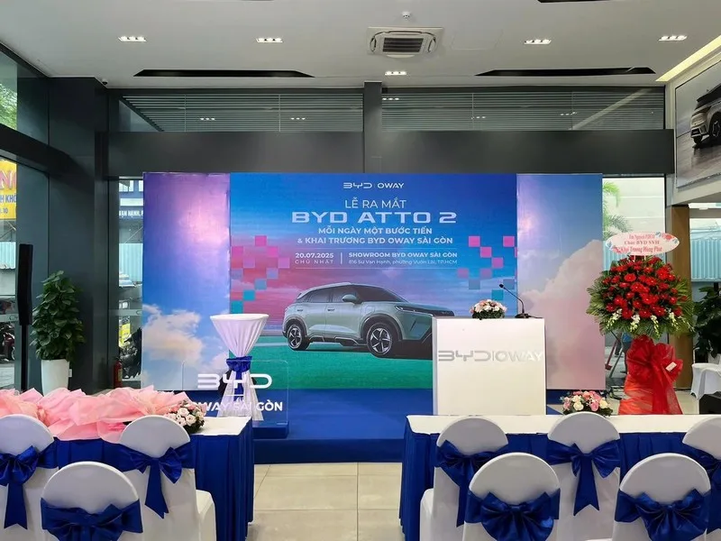 Sân khấu ra mắt BYD ATTO 2 được thiết kế đồng bộ tại showroom Oway Sài Gòn.